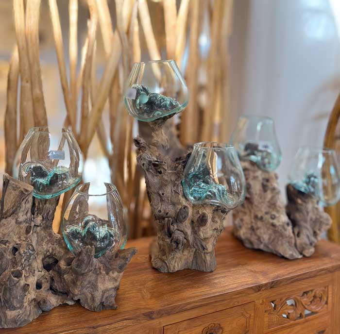 Objeto esculpido com madeira tropical e vidro artesanal, perfeito para decoração boho.