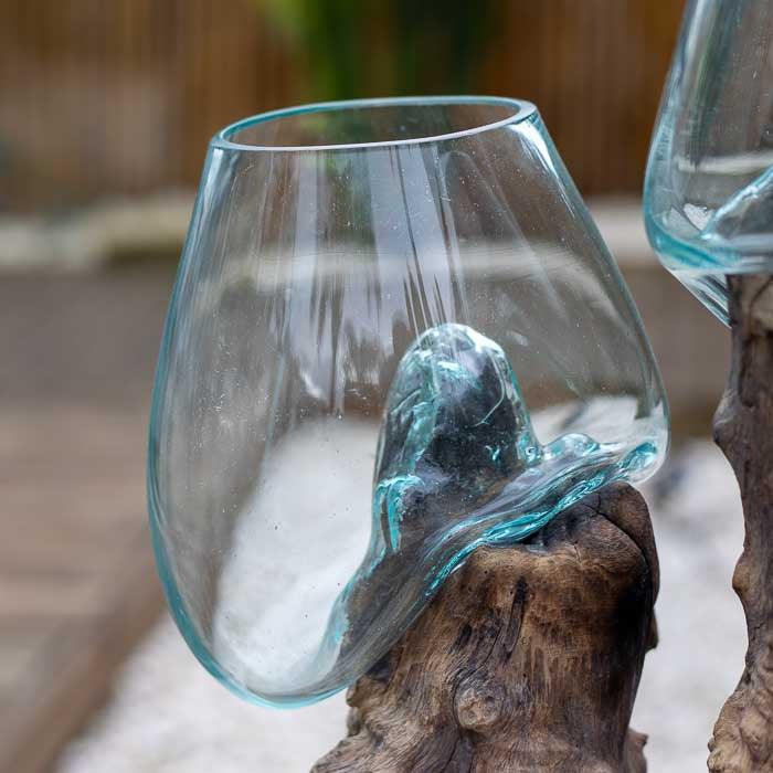 Peça orgânica com base de madeira e cúpula de vidro moldada artesanalmente.