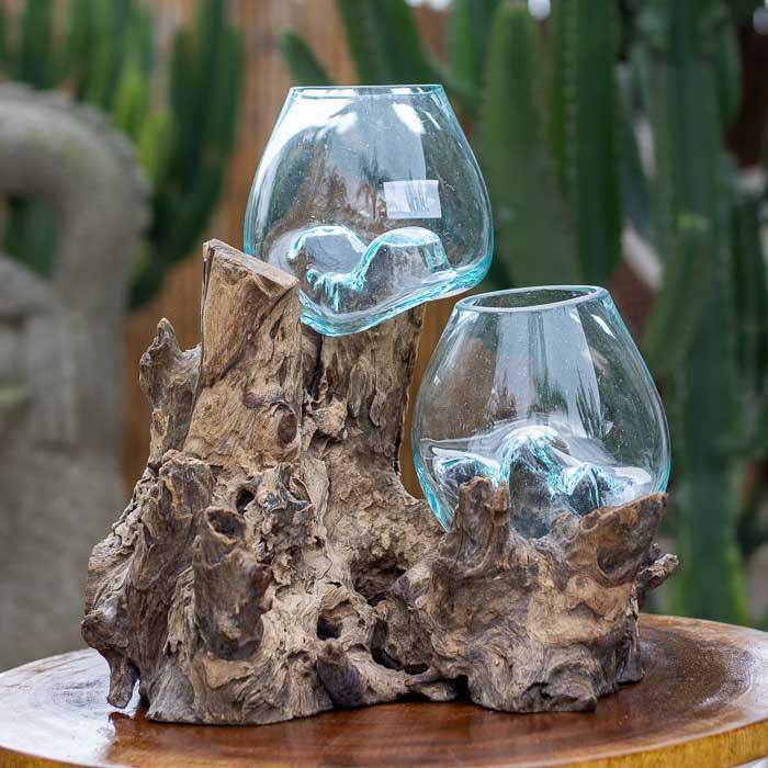 Peça decorativa com vidro fundido sobre base rústica de madeira teka.
