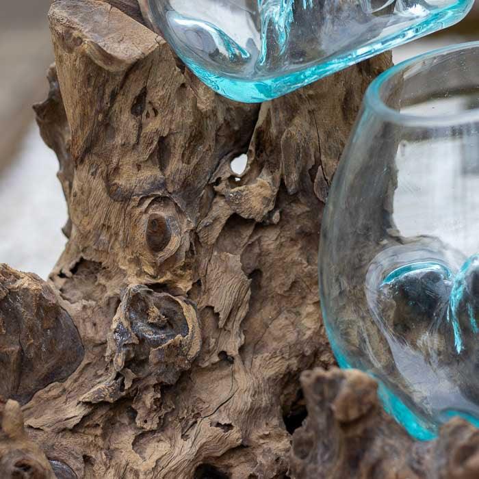 Arte tropical feita em Bali com materiais sustentáveis e estética contemporânea.