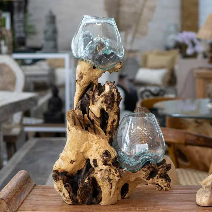 Vaso terrário duplo feito em vidro soprado sobre tronco rústico natural, produzido manualmente por artesãos de Bali, peça decorativa que une natureza e arte.