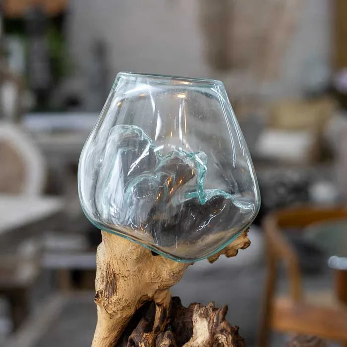 Terrário duplo artesanal com vidros moldados pelo calor sobre tronco natural de Bali, ideal para composições com plantas, suculentas e decorações tropicais.