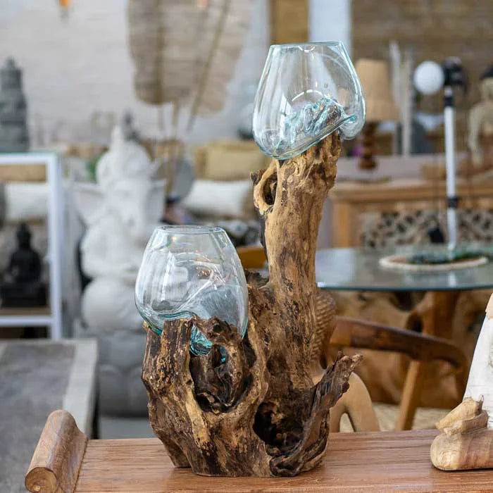 Vaso decorativo artesanal de Bali em tronco rústico com vidro soprado duplo, símbolo da harmonia entre matéria-prima natural e o talento dos artesãos locais.