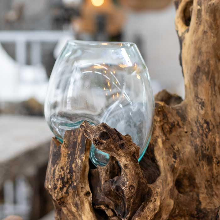 Objeto de design natural com estrutura em tronco de madeira e vidro soprado, criando um terrário duplo artesanal exclusivo feito à mão em Bali.