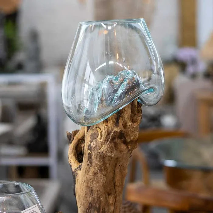 Escultura decorativa de Bali em tronco de madeira com dois vasos de vidro soprado artesanalmente, representando a fusão entre arte e natureza e trazendo autenticidade, leveza e estilo tropical ao home decor.