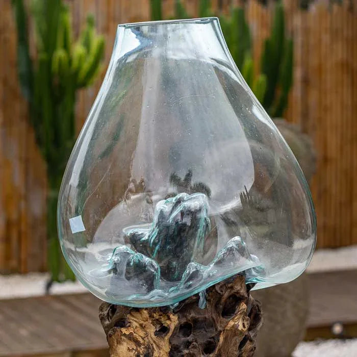 Vaso aquário com vidro transparente e estrutura de madeira, ideal para decorações naturais.