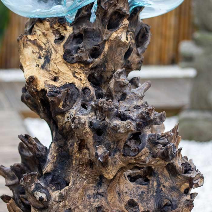Aquário de mesa com design fluido e toque artesanal, perfeito para plantas ou água.