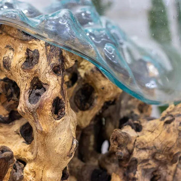 Objeto único com fusão entre madeira natural e vidro soprado à mão em Bali.