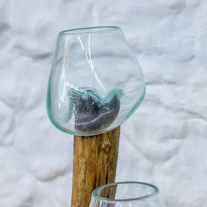 Vaso duplo orgânico da Indonésia com design de vidro "derretido" sobre madeira.