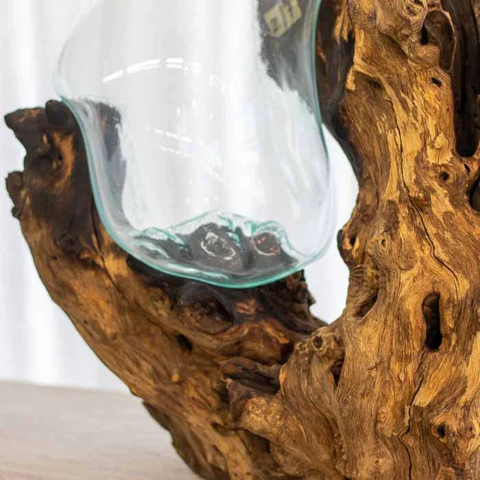 Trabalho manual balinês: abajur escultórico com Buda e vidro moldado ao fogo sobre tronco.