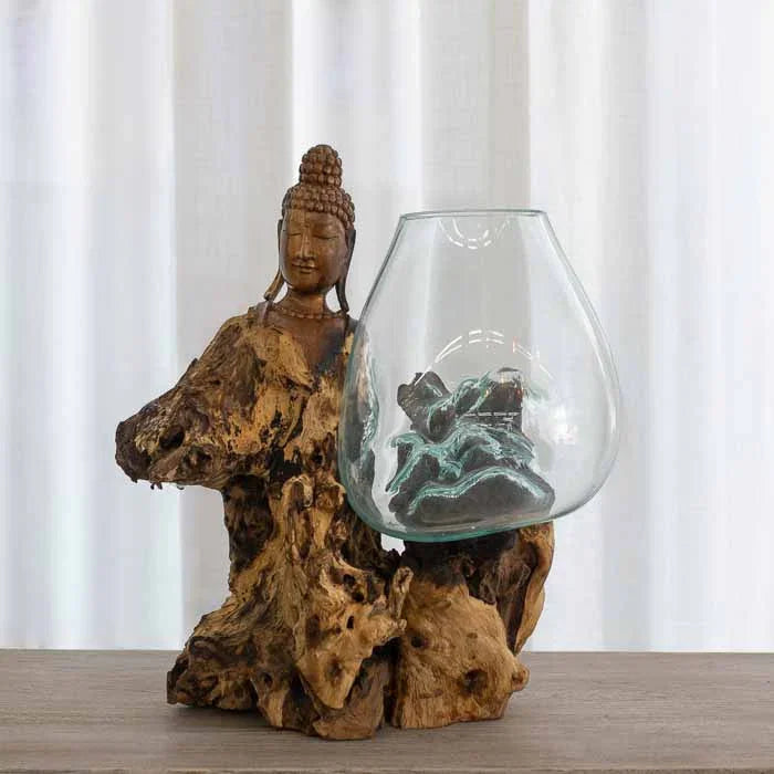 Peça de arte balinesa importada: terrário de vidro e madeira entalhada com temática sacra.