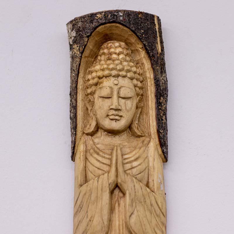 Objeto espiritual com imagem de Buda feito em tronco orgânico