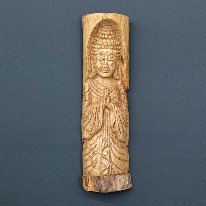Estátua artesanal de Buda sobre base natural rústica da Indonésia