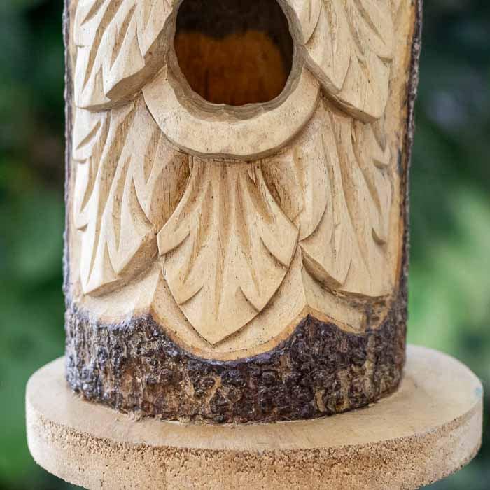 Objeto decorativo em tronco com escultura GreenMan de Bali.