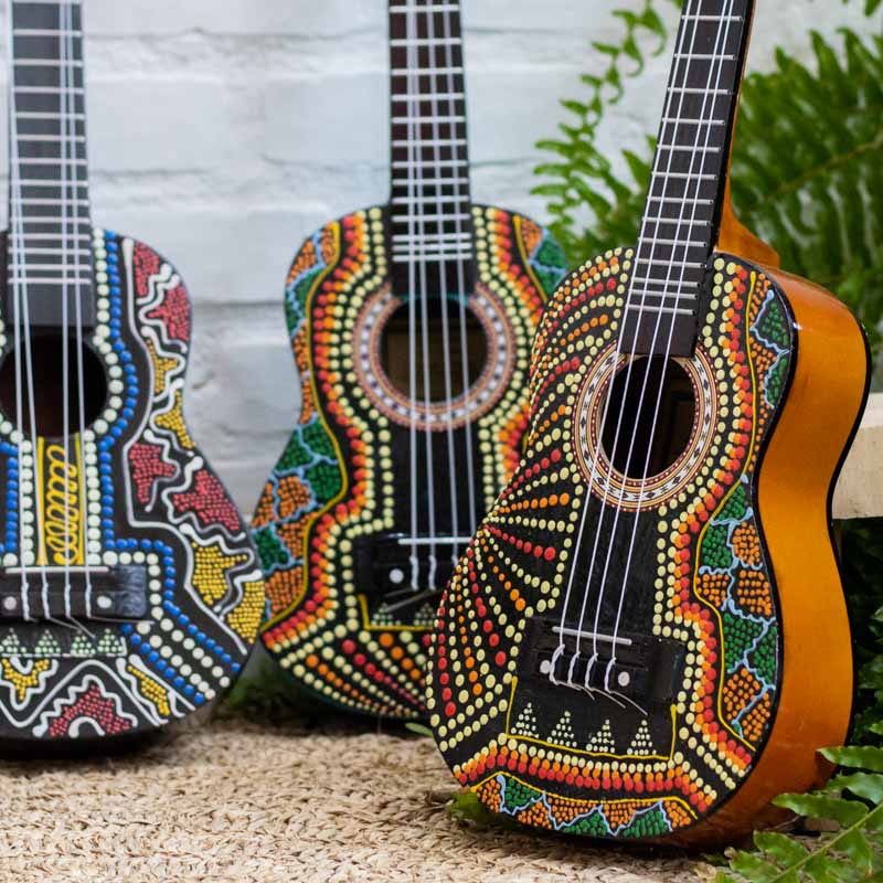 ukulele aborigene artesanato pintura madeira bali instrumento musical som ritmo musica melodia tocar cultura loja artesintonia 01