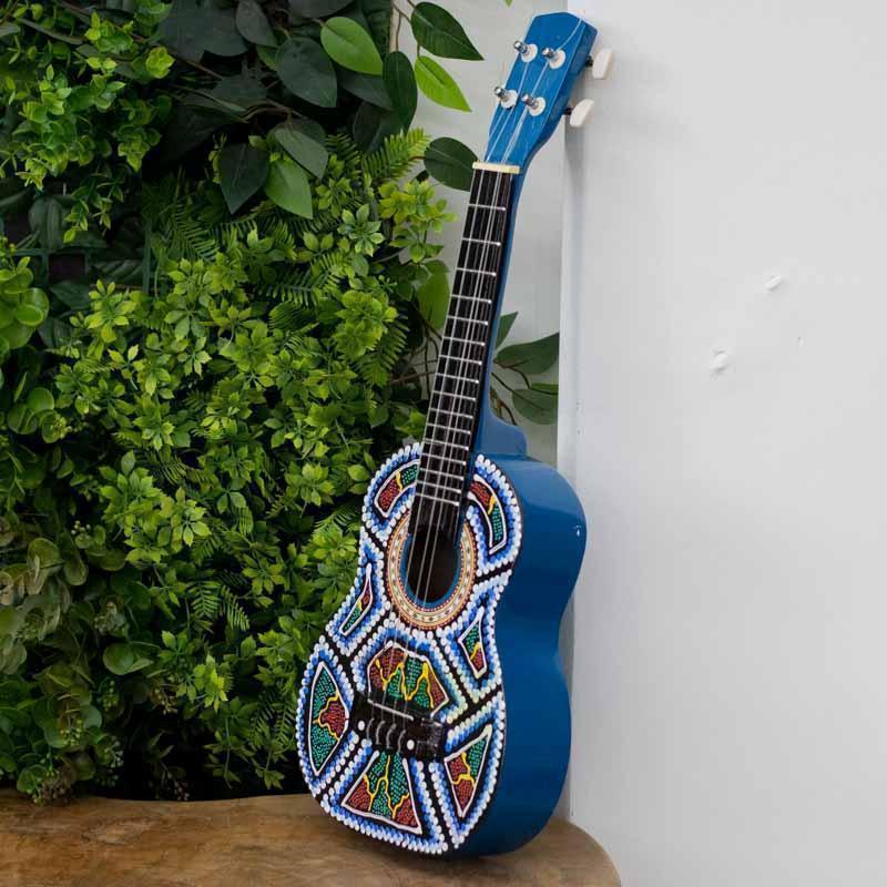 ukulele aborigene artesanato pintura madeira bali instrumento musical som ritmo musica melodia tocar cultura loja artesintonia 01