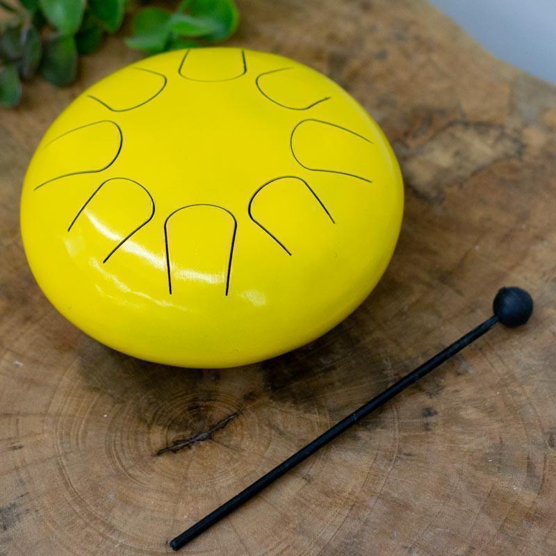 Instrumento zen de Bali posicionado sobre mesa de madeira, integrando-se a ambientes de autocuidado e estúdios de yoga.