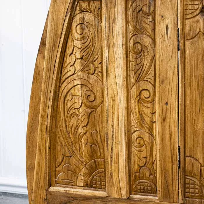 Armário de madeira teca da Arte e Sintonia com estética rústica e acabamento entalhado à mão.