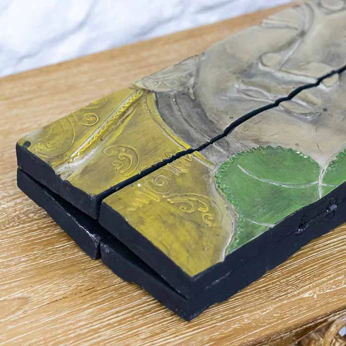 Painel decorativo Buda artesanal em madeira com relevo detalhado.