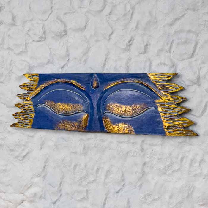 Painel decorativo Olhos de Buda entalhado em madeira natural.
