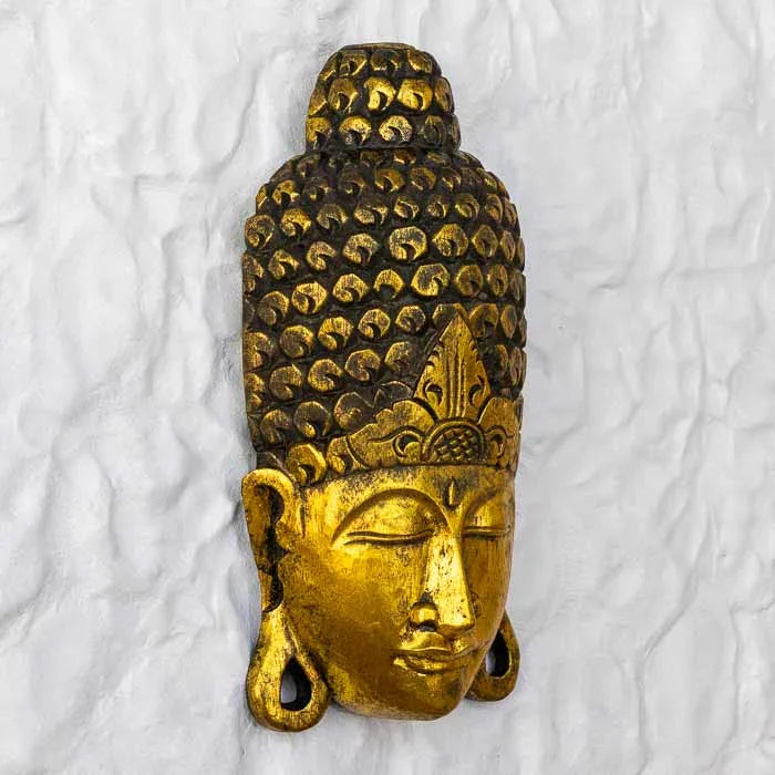 Escultura decorativa Buda Face com acabamento dourado e expressão serena.