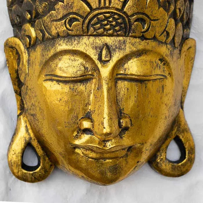 Máscara budista de madeira dourada feita à mão por artesãos balineses.
