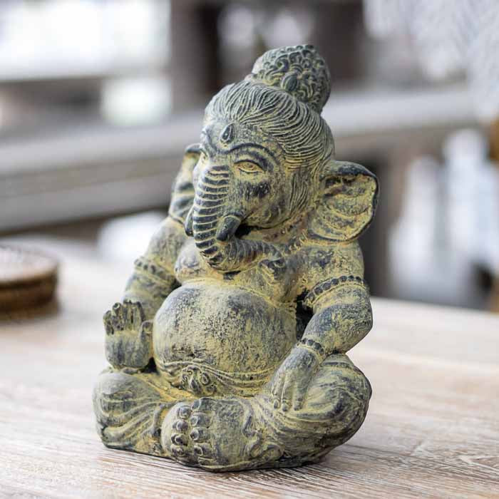 Estátua decorativa de Ganesh com textura fosca e pátina suave, ideal para ambientes com influência hindu e energia serena
