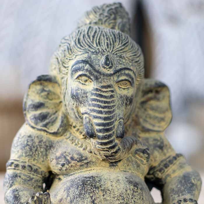 Obra espiritual com a imagem de Ganesh em fibrocimento, entalhada com pátina que ressalta seus elementos simbólicos