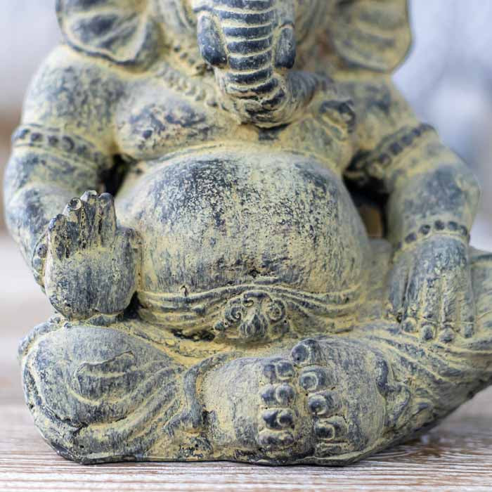 Escultura de divindade hindu feita à mão com acabamento patinado, perfeita para composições de estilo zen e étnico