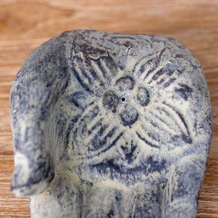 Incensário balinês em formato de mão de Buda com acabamento envelhecido.