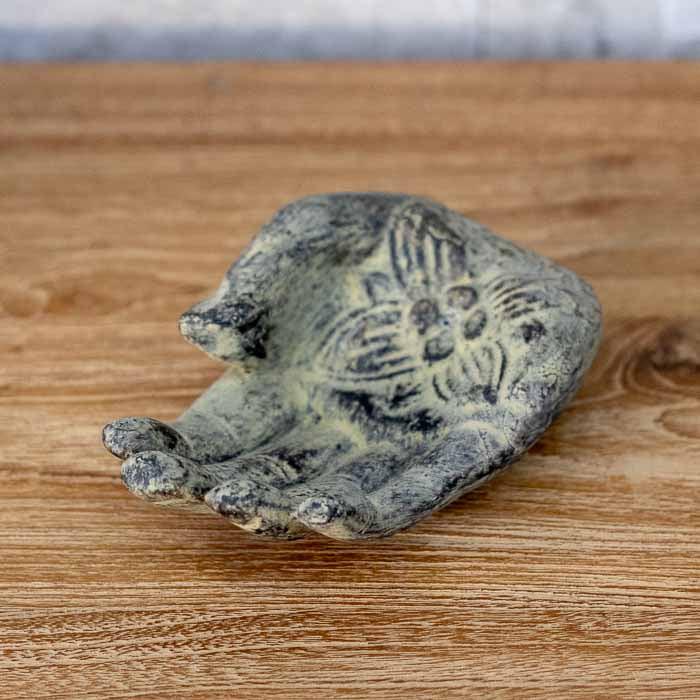 Peça espiritual de madeira com pátina usada como suporte para incensos.