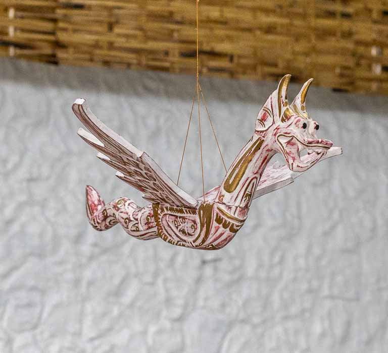 Escultura Dragão Voador Naga vermelha artesanal em madeira feita à mão em Bali.