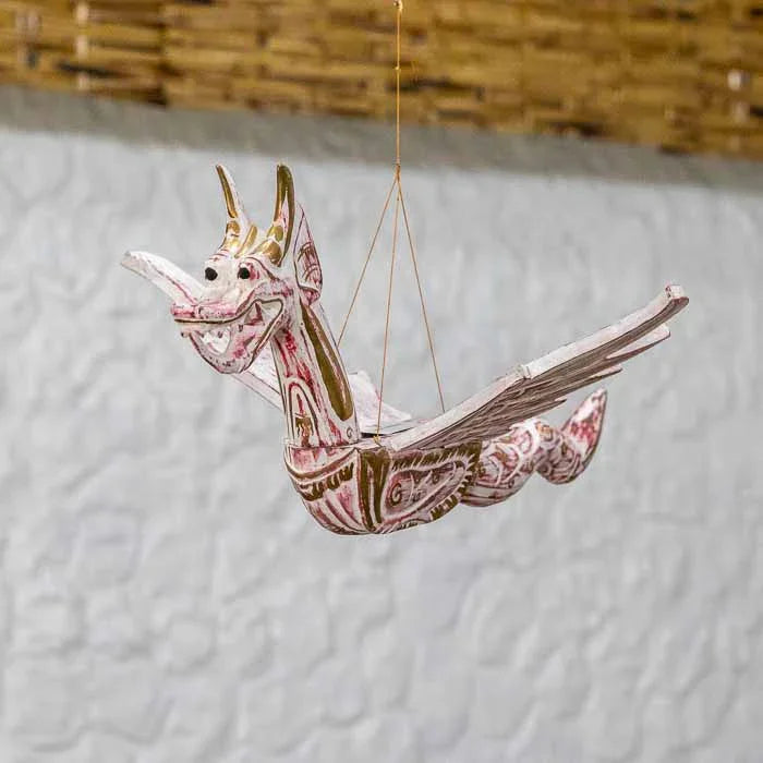 Dragão vermelho em madeira entalhada artesanal símbolo de proteção e poder.