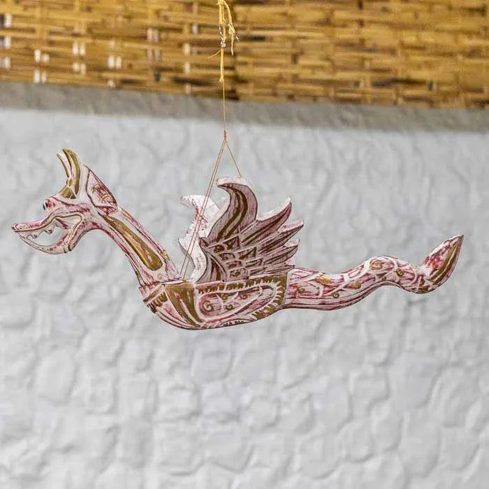 Escultura decorativa Dragão Naga vermelha de pendurar feita por artesãos de Bali.