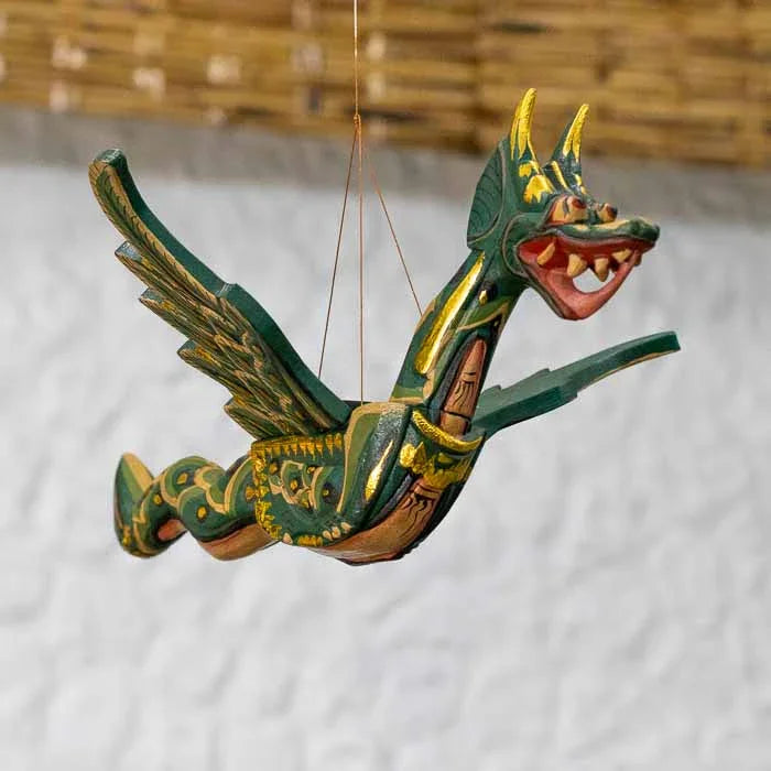 Escultura Dragão Voador Naga verde artesanal em madeira de Bali feita à mão.