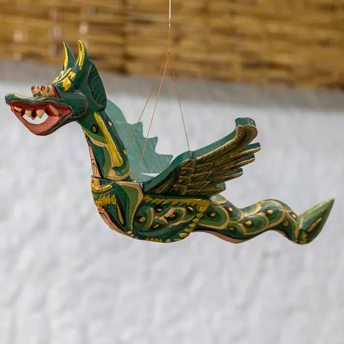 Escultura decorativa Dragão verde em madeira entalhada artesanal oriental.