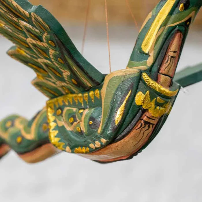 Dragão verde artesanal em madeira entalhada símbolo de prosperidade e sabedoria.