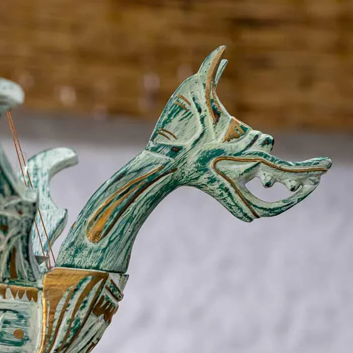 Escultura artesanal Dragão Naga pátina em madeira símbolo cultural oriental.