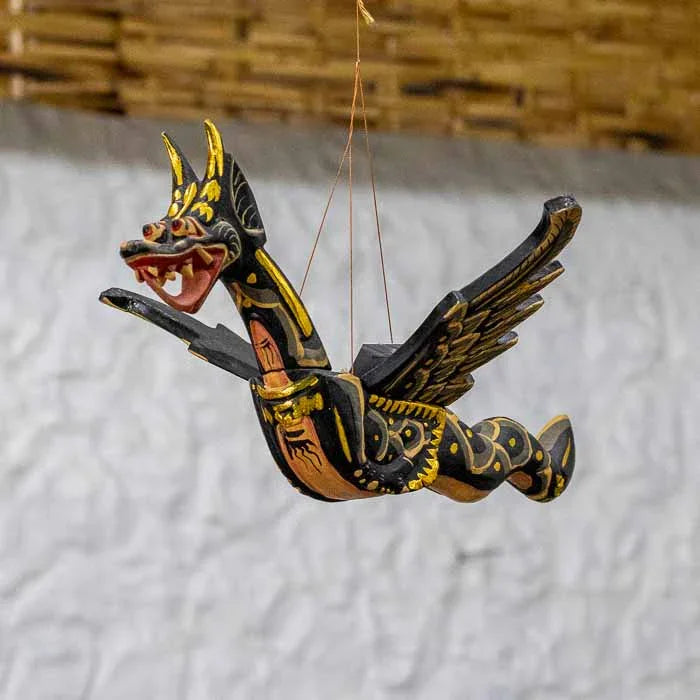 Escultura Dragão preto em madeira artesanal símbolo de força e proteção espiritual.