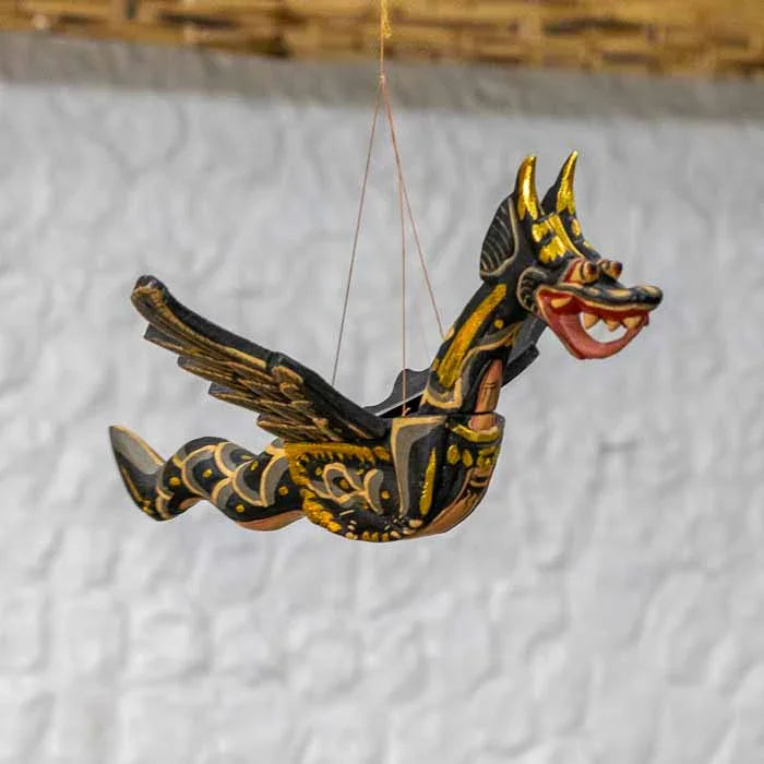 Escultura Dragão Naga preta artesanal feita à mão em madeira natural de Bali.