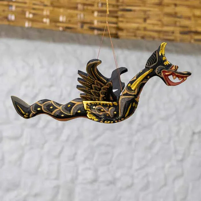Escultura decorativa Dragão Voador Naga preta de pendurar entalhada artesanalmente.