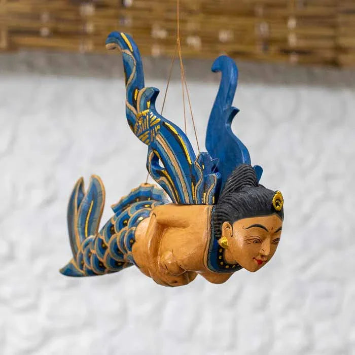 Escultura decorativa Sereia azul II artesanal de pendurar feita em Bali.