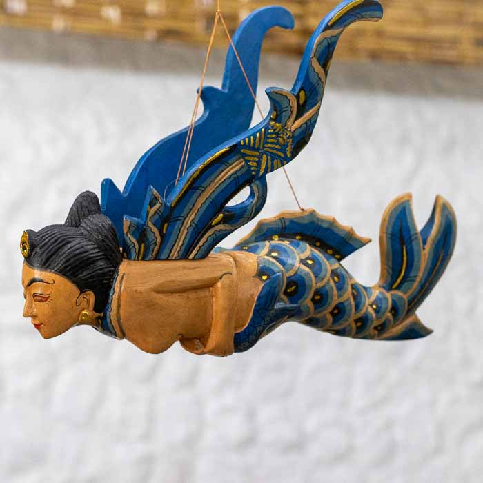 Escultura Sereia Dewi azul II artesanal feita à mão em madeira natural de Bali.