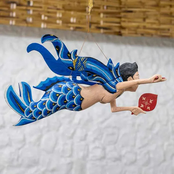 Escultura Sereia azul em madeira natural artesanal símbolo de serenidade.