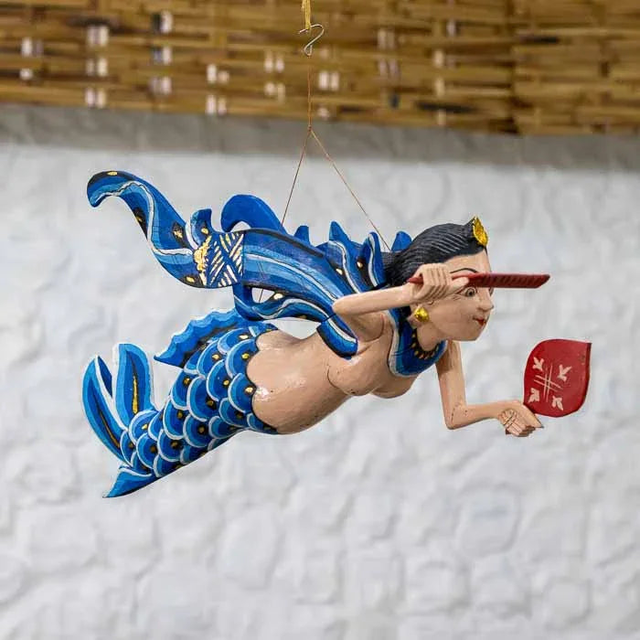 Escultura decorativa Sereia Dewi azul artesanal de pendurar feita manualmente.