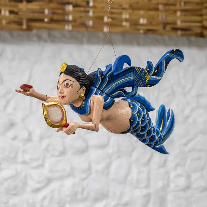 Escultura Sereia Dewi azul artesanal entalhada à mão em madeira feita em Bali.