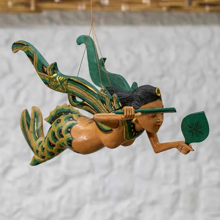 Sereia Dewi verde artesanal de pendurar em madeira natural de Bali.