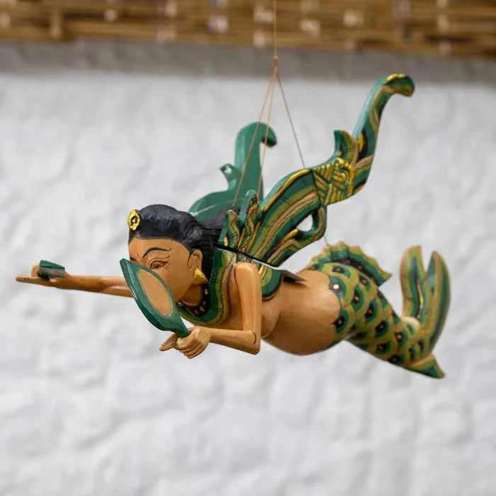 Escultura Sereia Dewi verde artesanal feita à mão em madeira de Bali.