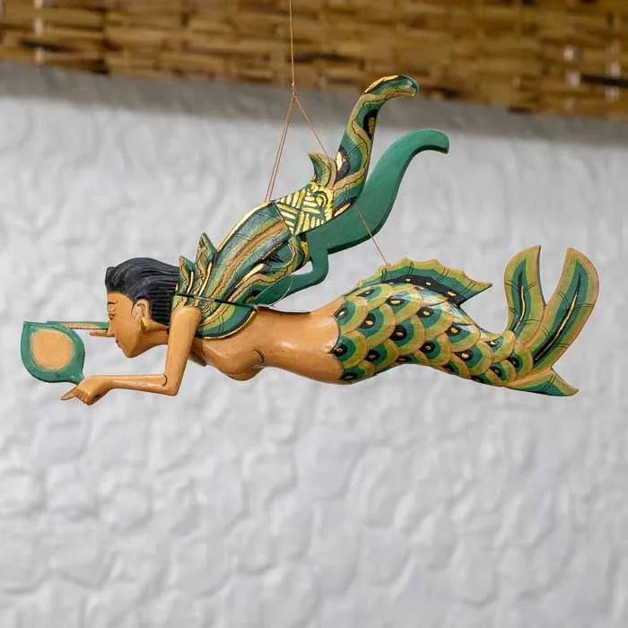 Escultura decorativa Sereia verde entalhada artesanalmente com detalhes finos.