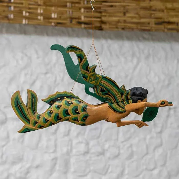 Escultura artesanal Sereia verde símbolo de harmonia e energia da natureza.